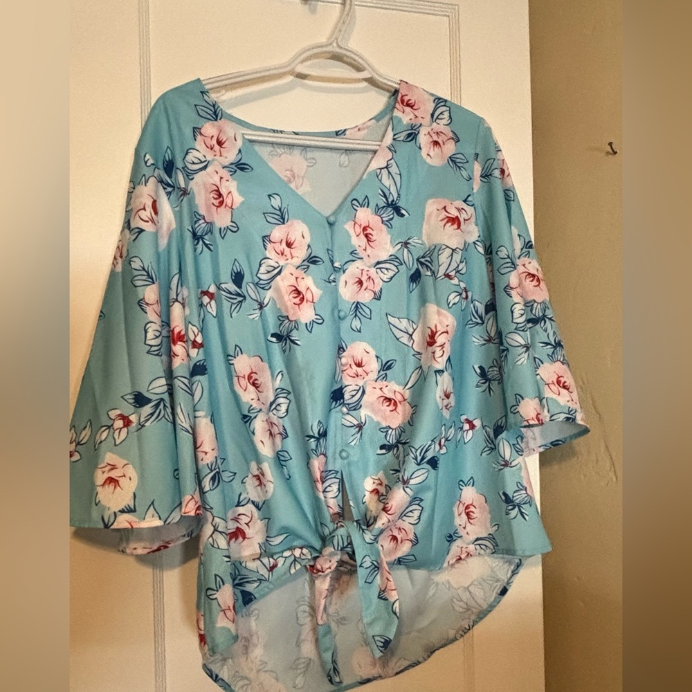 XL, light weight, 3/4 sleeve with a cute tie option! Perfect for a Hawaii vaca!